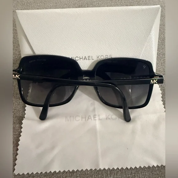 Michael
Kors Sunglasses MK2098U Isle Of Palms model. - Picture 4 of 9